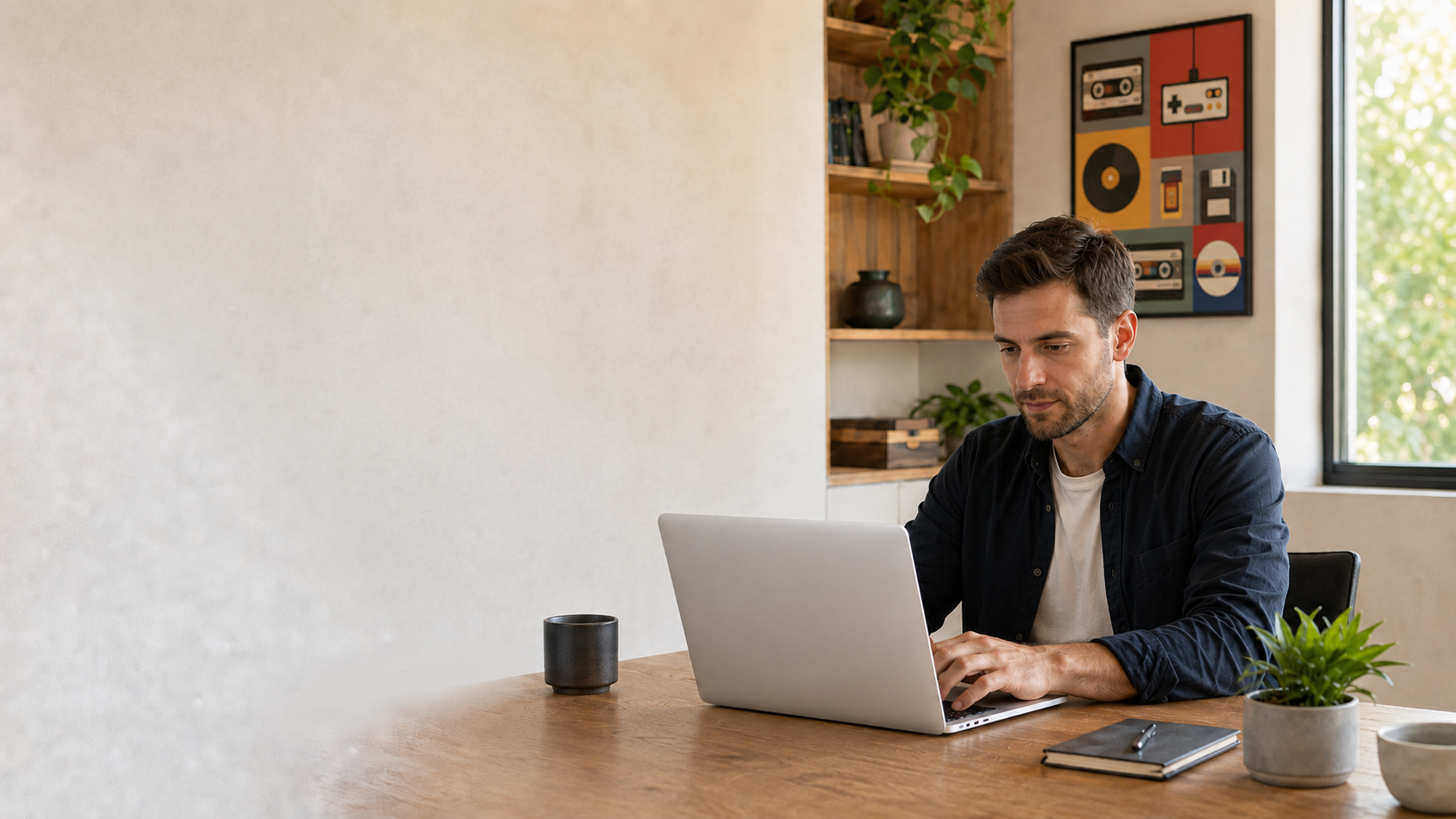 Разработчик работает за серебристым MacBook Air